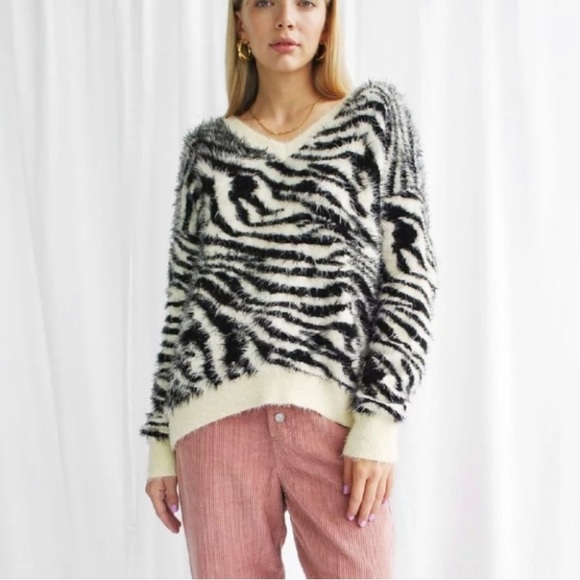 HOUSE OF SUNNY Fuzzy Zebra V-neck Sweater NEW - Picture 2 of 8